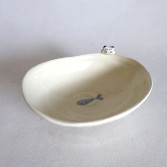 NEW JAPAN JAPANESE 5” HANDCRAFTED PORCELAIN CAT LOOKING AT FISH DISH BOWL - Picture 1 of 12